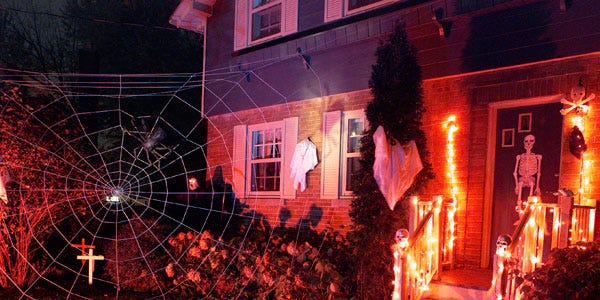 10 Tips For Hanging Halloween Decorations