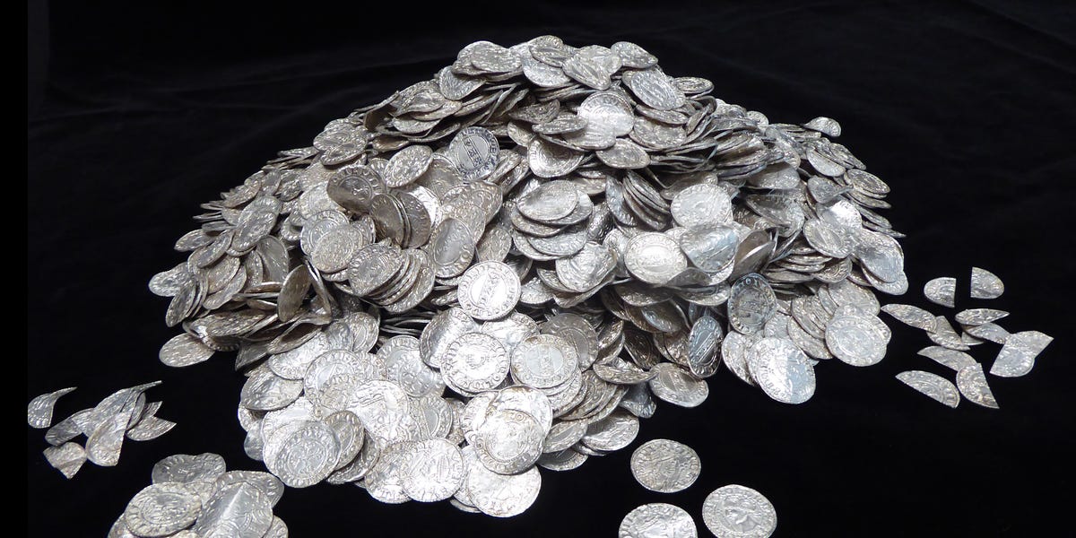 Seven Friends Went Searching for Lost MetalAnd Found the Most Valuable Treasure in Britain