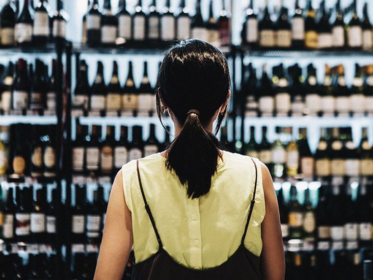 What is the link between alcohol and stomach pain?