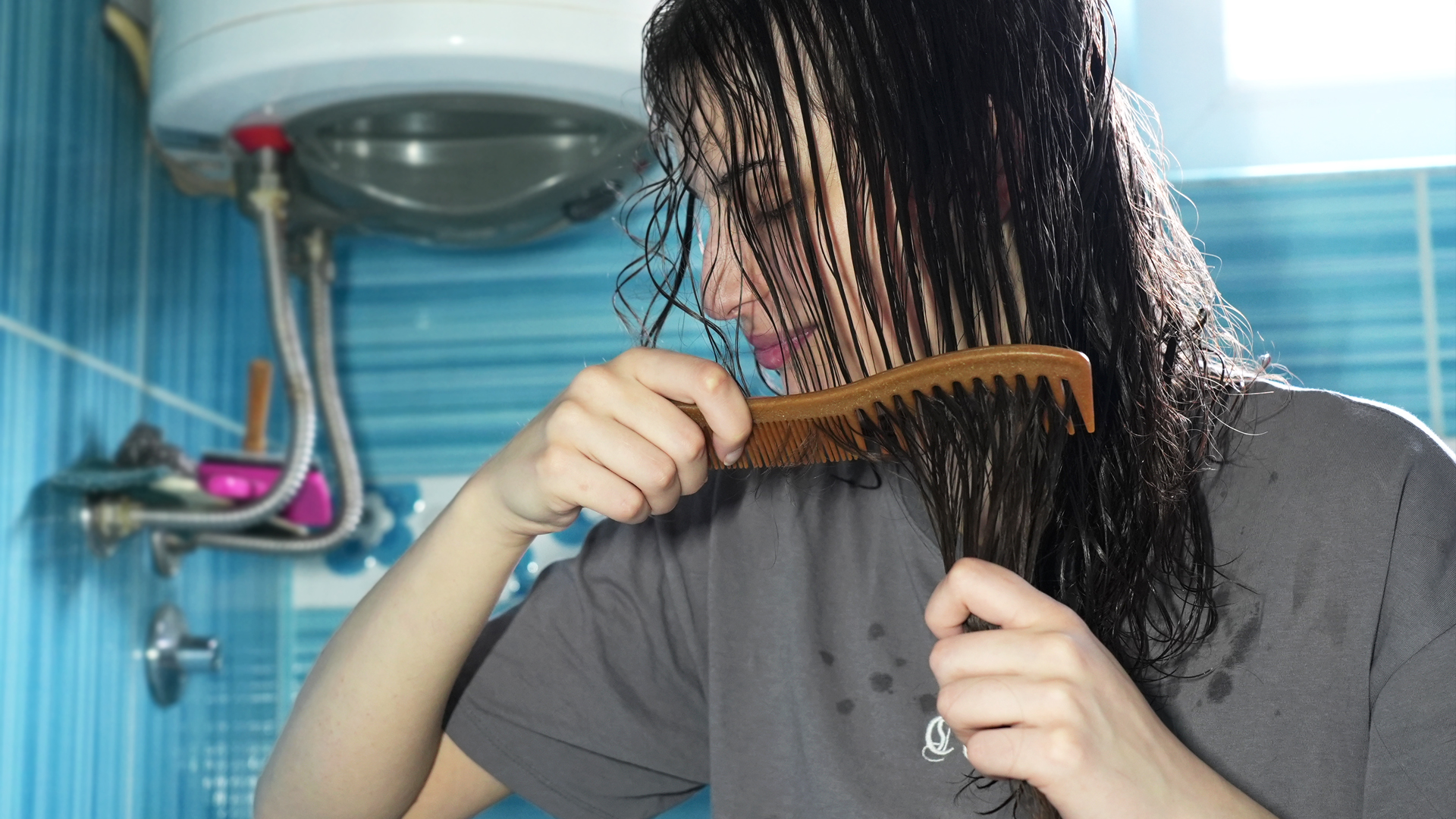 How to Wash Hair in a Sink